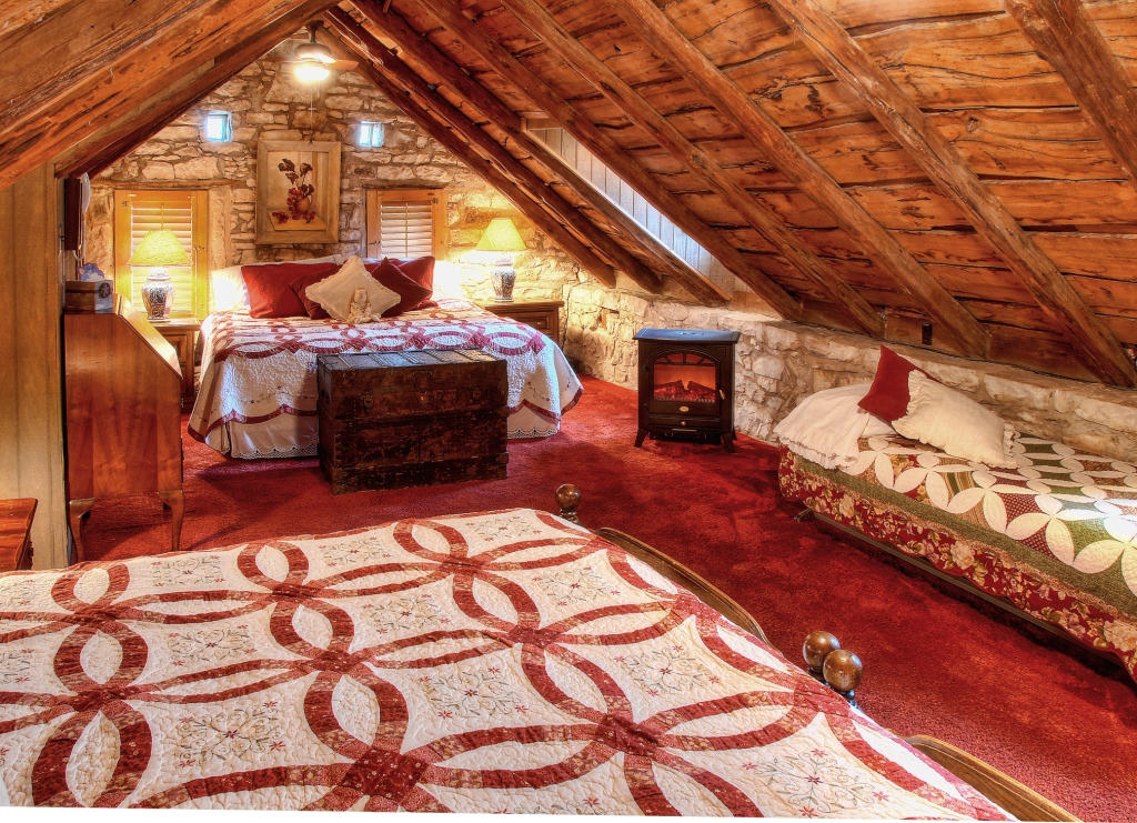 Kuebler Waldrip Haus Bed & Breakfast - Attic Bedroom