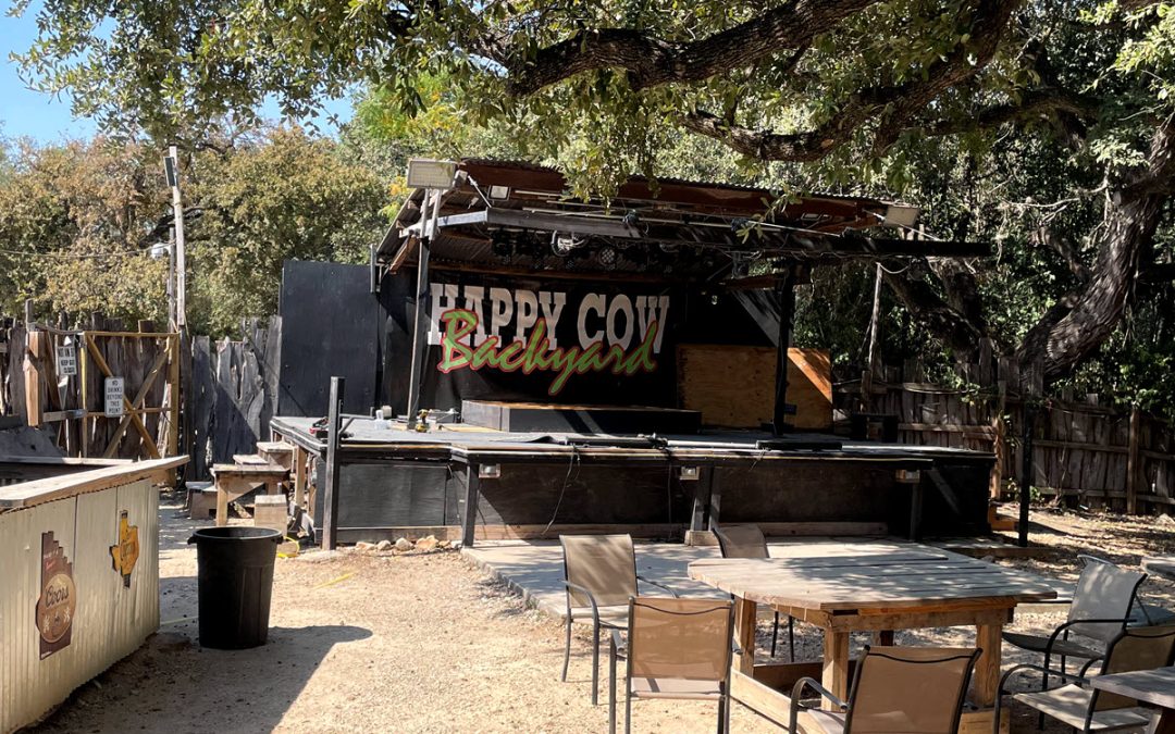 Happy Cow Bar and Grill: Burgers, Beats, and Backyard Vibes