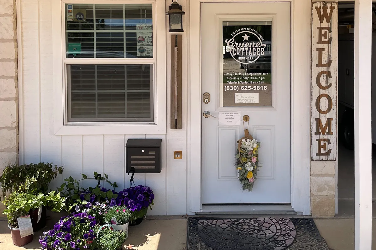Gruene Cottages - Front Office Entrance